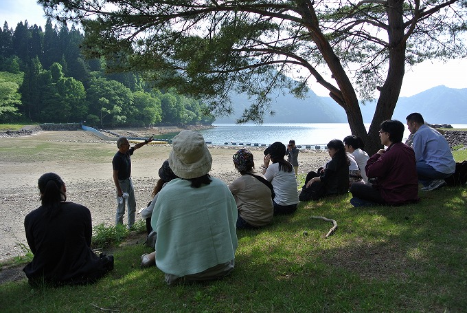 沼沢湖畔でマタギの昭雄さんの話を聞きました